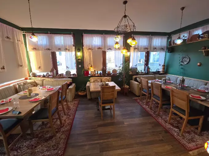 Blagovaonica restorana Baščaršija u Zagrebu s postavljenim stolovima i mozaičnim lampama