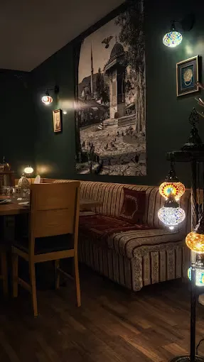Kutak s klupom i mozaičnim svjetiljkama u bosanskom restoranu Baščaršija u Zagrebu